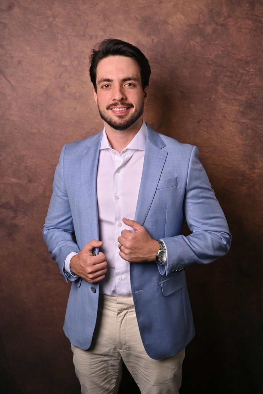 Retrato de Ygor Rodrigues, de blazer azul